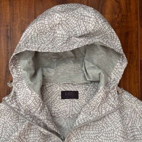 M&S Lightweight Packable Rain or Wind Jacket - Picture 9 of 12